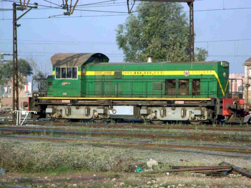 Diesellok DM-612 rangiert in Marrakech.
Die ONCF-Reihe DM umfasst 19 Loks. Diese 735kW/1000 PS-Loks wurden 1992 in Grobritannien von Brush hergestellt.
23.01.2007