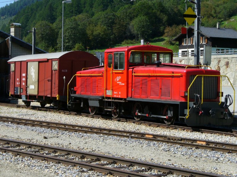 Diesellok Gm 4/4 70 mit Gbv 4433 s im Bahnhof von Oberwald am 09.09.2006