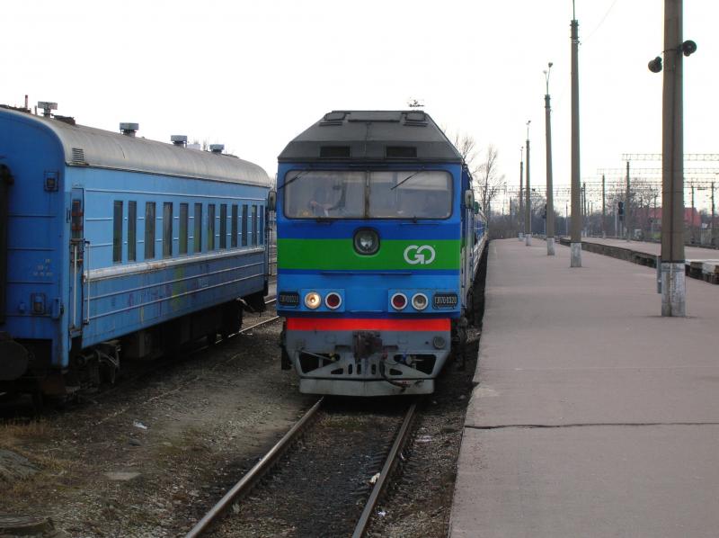 Diesellok der Klasse TEP 70 (CoCo. Diese Lok hat gerade den Nachtzug aus Moskau gebracht (siehe blauer Wagen links).