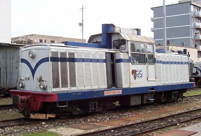 Diesellok LDe 605 der FdS am 18.10.2005 im Bahnhof Macomer FdS.
