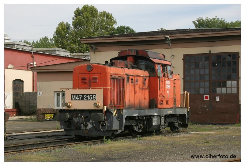 Diesellok M47 2158 vor dem Lokschuppen in Tapolca, aufgenommen am 06.08.2005