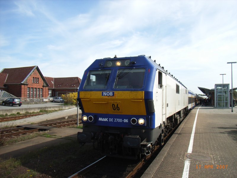 Diesellok MaK DE 2700-06 (ehem. NSB Di 6) der Nord-Ostsee-Bahn (NOB) am 17.04.2007 im Bahnhof Husum zur Weiterfahrt nach Westerland (Sylt).