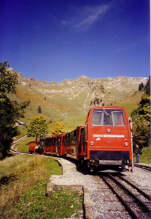 Diesellok Nr. 11 der Brienzer Rothorn Bahn (Meterspur-Zahnradbahn) Station Planalp ca. 1300m, im Oktober 2005.