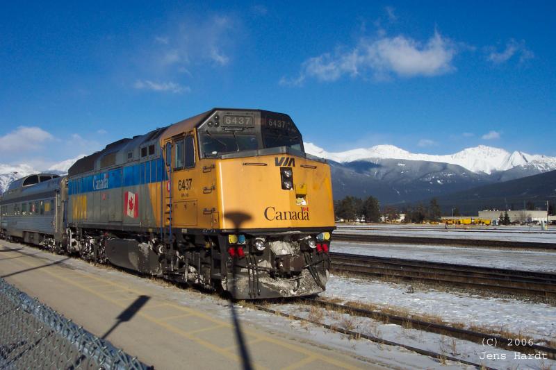 Diesellok Nummer 6437, vorgespannt vor dem Zug VIA1 (The Canadian) in Jasper