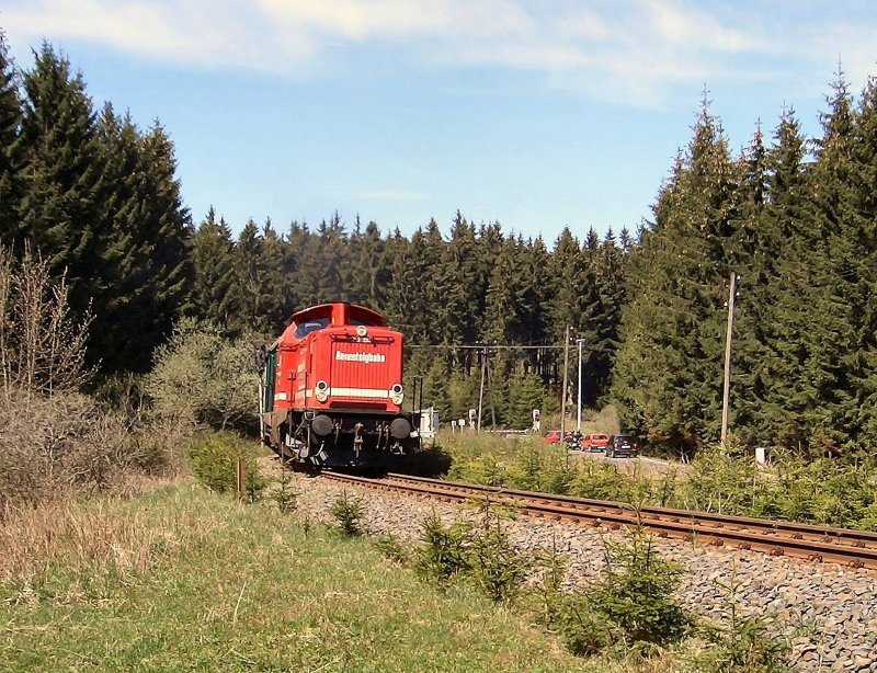 Diesellok der Rennsteigbahn, aus Sttzerbach kommend, hat gleich den Bahnhof Rennsteig erreicht, 2006
