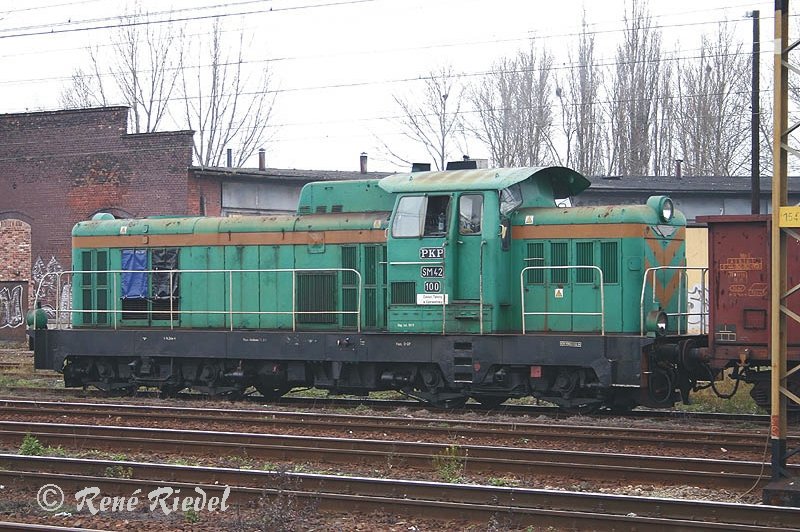 Diesellok SM 42-100 von PKP beim warten auf das Abfahrtssignal in Zielona Gora am 22.11.2006