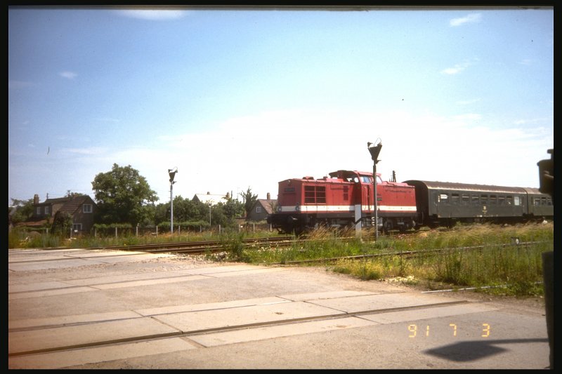 Diesellok V 100 bzw. 112 der DR , hier mit einem Personenzug Richtung Erfurt-Ost am 3. 7. 1991