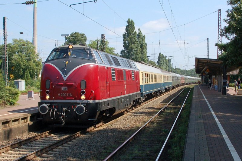 Diesellok V 200 116 mit alten D-Zugwagen am 11.08.2007 im Hauptbahnhof Castrop-Rauxel. Anla war die Sonderfahrt nach Linz/Rhein zu  Rhein in Flammen . Ab Oberhausen hat den SDZ die Dampflok 41 360 bernommen.