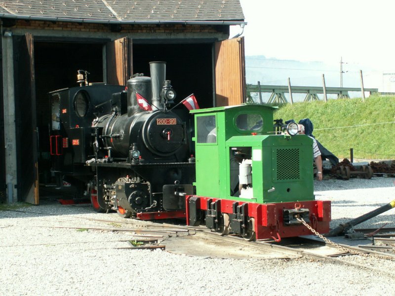 Diesellok  Wald (O&K 1923)und Maffei Lok 200-90(1920)vor dem Lokschuppen.Lustenau 12.10.08