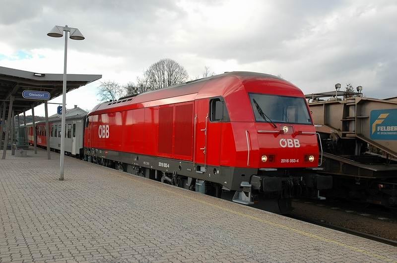 Diesellokomotive 2016.083 vor einem Regionalzug Richtung Fehring bei einem Halt in Gleisdorf (Stmk.) am 11.3.2006