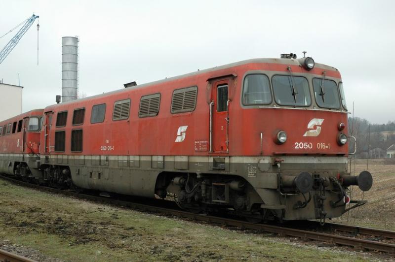 Diesellokomotive 2050.016 abgestellt im Bereich des kalorischen Kraftwerks in Timelkam (O�) am 26.3.2005 um ca. 11.30 Uhr vormittags