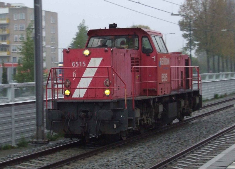 Diesellokomotive 6515 durchf�hrt an einem tr�ben Tag den Bahnhof Maarssen in Richtung Utrecht (29.10.2007)