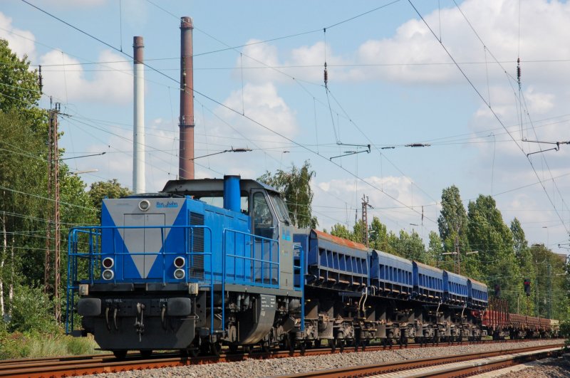 Diesellokomotive MaK DH 1004 der Rurtalbahn mit der Betriebsnummer V 104, Um-/Neubau im Jahre 2000 von Vossloh aus Teilen der 211 235 (V 100), mit Seitenentladewagen fr Schottertransport in Datteln im Zuge einer Weichenerneuerung am 18.08.2007.