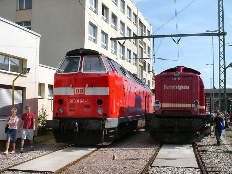 Diesellokomotiven 219 084-1 der DB und 213 334 der Rennsteigbahn in Erfurt anllich Fahrzeugausstellung 2005