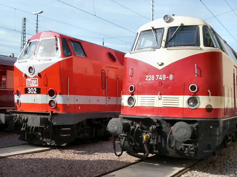Diesellokomotiven in Erfurt, vorn BR 228 (ex V180 der DR), hinten das U-Boot, Sommer 2004