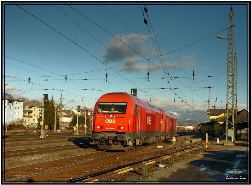 Dieselloks 2016 044 + 049 fahren als Lokzug durch den Bahnhof Zeltweg
23.1.2008
