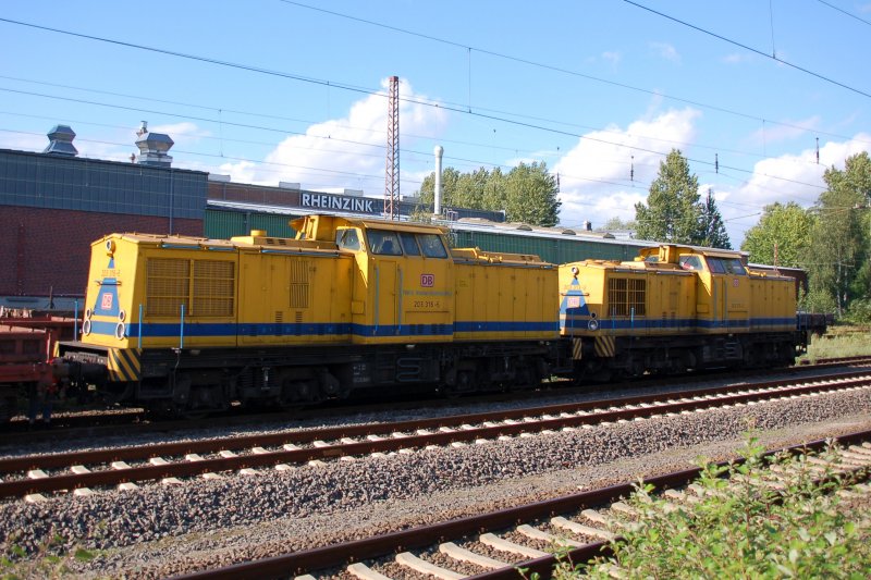 Dieselloks 203 313-2 und 203 316-5 (vorne) im Besitz der DB Netz Instandsetzung. Die Lokomotiven der Baureihe 203 (ex DR) werden im Zuge der Gleisrenovierung in Waltrop eingesetzt. Hier in Datteln gesehen am Abend des 30.07.2007.