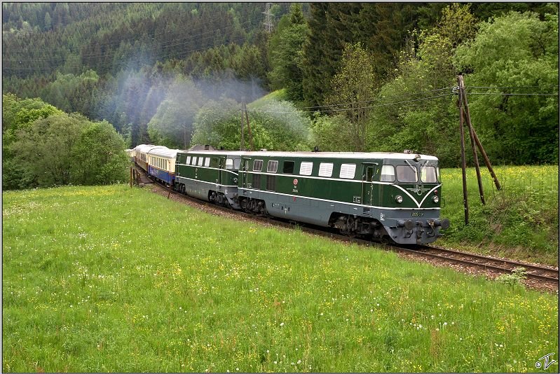 Dieselloks 2050 04 & 02 fahren mit dem Sdz 16301 von Zeltweg durch das Lavanttal, nach Spittal an der Drau.
Eppenstein 17.05.2009