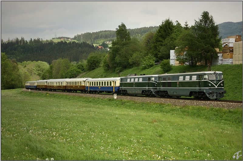 Dieselloks 2050 04 & 02 fahren mit dem Sdz 16301 von Zeltweg durch das Lavanttal nach Spittal an der Drau.
Bad St.Leonhard 17.05.2009
