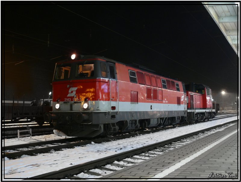 Dieselloks 2143 011 + 2068 045 fahren als Lokzug durch den Bahnhof Knittelfeld.
19.11.2007