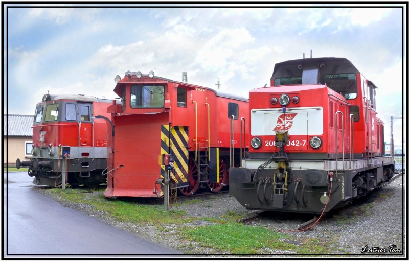 Dieselloks 2143 011 und 2068 042 sowie der Schneerumer 9760 013 stehen vor dem Heizhaus in Knittelfeld.
26.10.2007