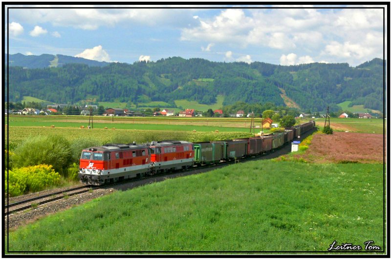 Dieselloks 2143 044 + 64 fahren mit einem leeren Holzzug von P�ls nach Zeltweg 13.08.2007