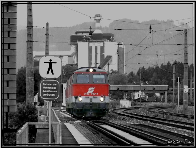 Dieselloks 2143 062 + 066 kommen aus dem Lavanttal wohin sie einen schweren Holzzug gezogen haben.
Zeltweg 14.08.2007