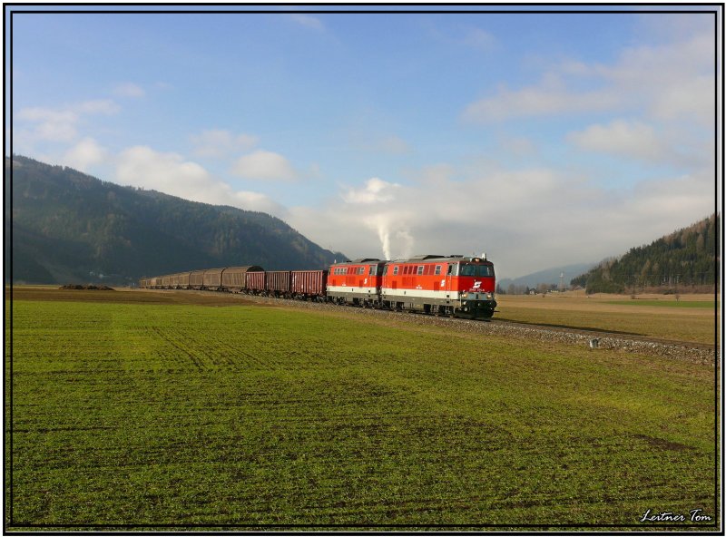 Dieselloks 2143 075 + 050 fahren mit einem leeren Holzzug von Pls nach Knittelfeld.Eigentlich wird auf dieser Strecke nur mehr mit 2016 gefahren aber dank des Sturms  Paula  gab es einige Verschiebungen bei den Fahrplnen.
Fohnsdorf 29.1.2008
