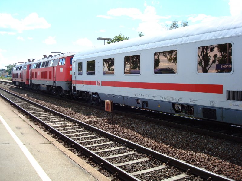 Dieselloks BR218 in Doppeltraktion bei der Durchfahrt im Bahnhof von Aulendorf/Oberschwaben Aug.2008