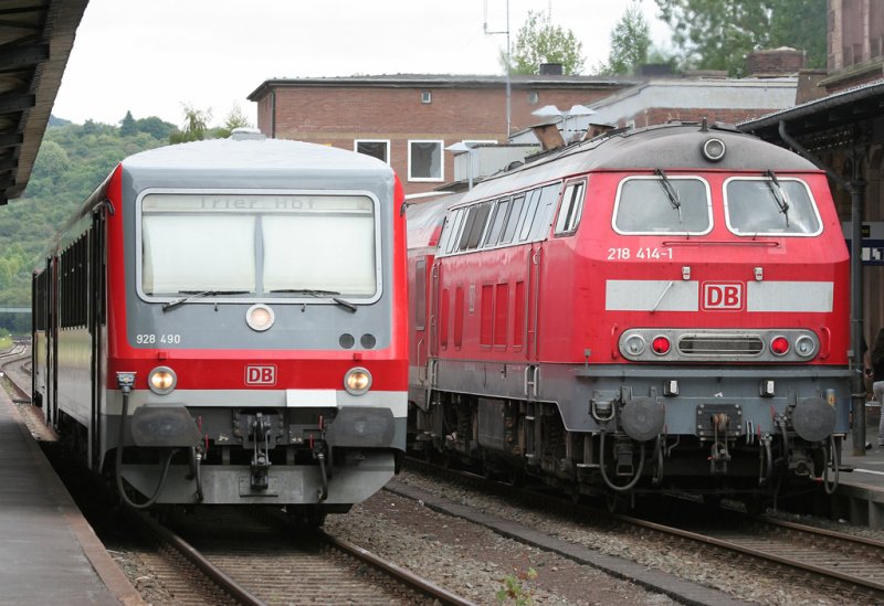 Dieselmeeting in Gerolstein, die 218 414-1 von und 928 490 nach Trier, aufgenommen am 12.08.2009