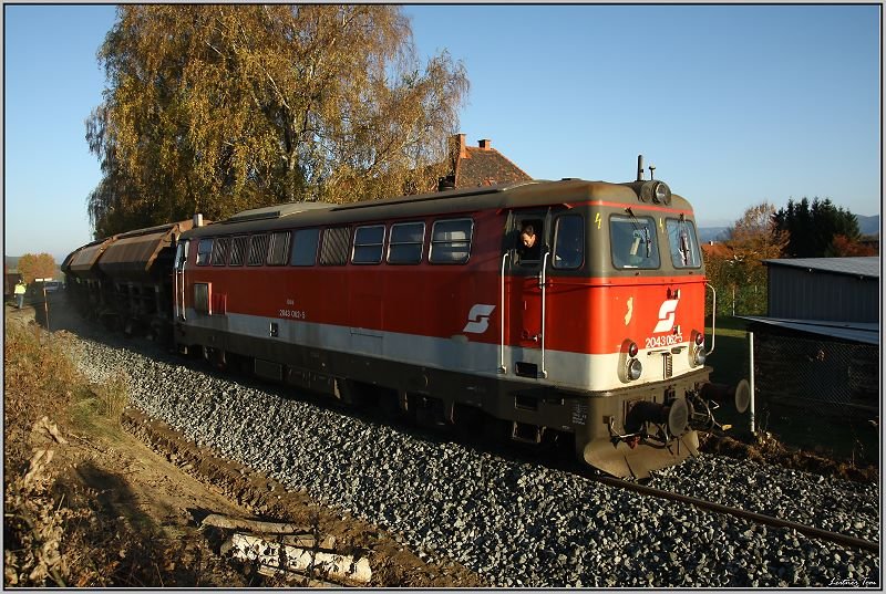 Dieselok 2143 062 bei Gleisbauarbeiten in Fohnsdorf.
18.10.2008