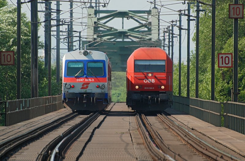 Dieselpower auf der Donaubrcke: 5047 086 aus Marchegg hat sein Ziel fast erreicht, 2016 024 ist mit REX 2518  Theben  nach Bratislava hl.st. unterwegs. Die Aufnahme ist am 28.04.2009 entstanden.