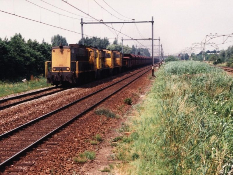 Dieselpower in Holland. Loks 2212, 2215, 2207 und 2270 mit Gterzug 48117 Maasvlakte-Dillingen bei Barendrecht am 15-7-1994. Bild und scan: Date Jan de Vries.