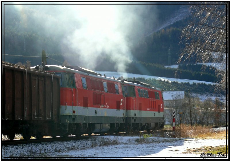 Dieselpower !!!
Mit einem irren Sound fahren zwei Dieselloks 2143(062+064) mit einem Holzzug in Richtung Obdacher Sattel. Weikirchen 26.11.2007