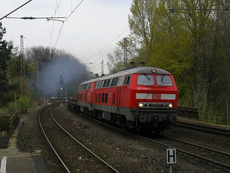 Dieselpower,225 084-3 und 225 005-2 mit der tglichen Fuhre von 
Stahlblcken in Richtung Bochum Nord.(09.04.2008)