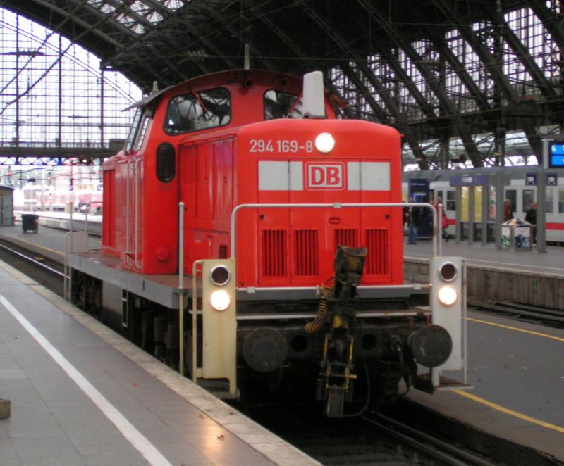 Dieselrangierlok 294 169-8 bei der Durchfahrt des Klner Hauptbahnhofs am 06.11.07.