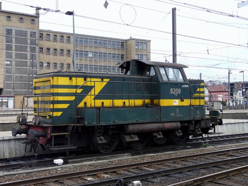 Dieselrangierlok 8209 wartet am 09.03.08 im Bahnhof Bruxelles Midi auf ihren nchsten Einsatz.