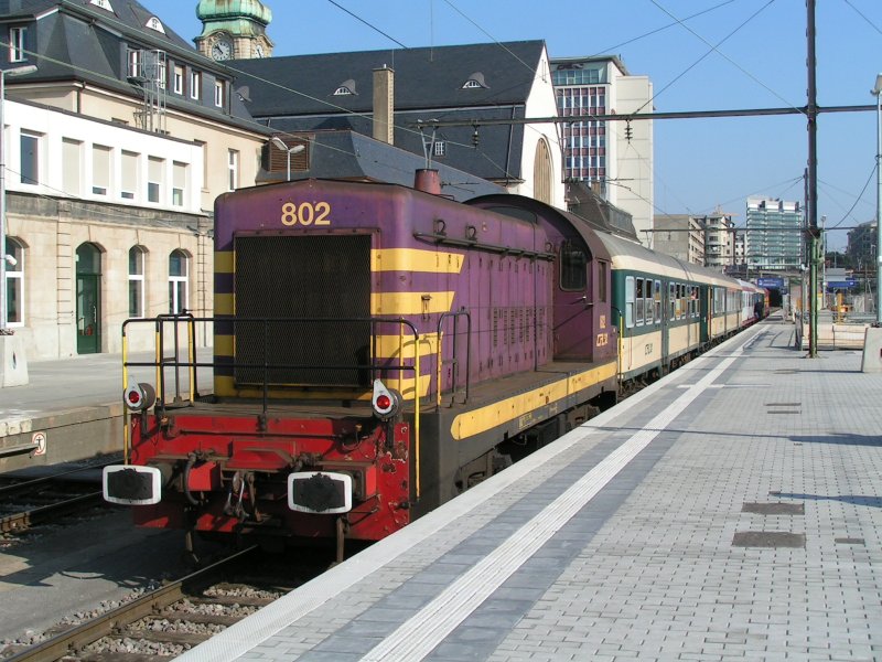 Dieselrangierlok am Schluss des Sonderzuges am  Classic Transport Day , dem 23.09.07. So wurde das Umsetzen der Lokomotiven im Pendelverkehr zwischen Dommeldange und Rodange vermieden. Hier im Bahnhof Luxemburg, bei der Abfahrt nach Dommeldange.