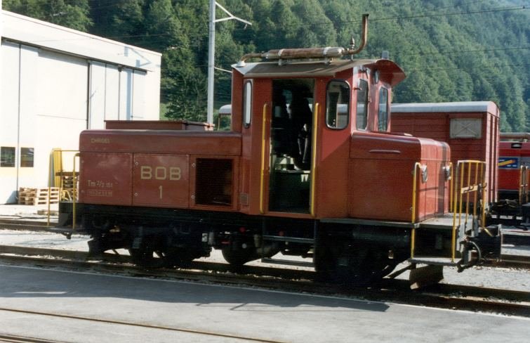 Dieselrangierlok Tm 2/2 1   Chrigel   vor der BOB Werksttte in Zweiltschienen im Sept.1990