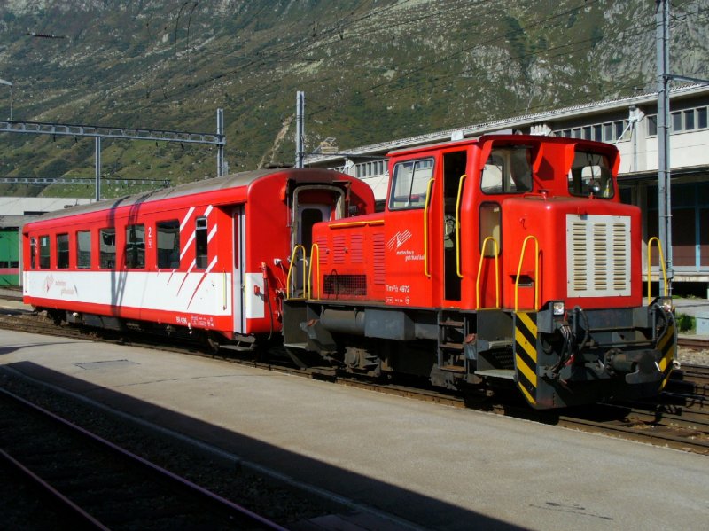 Dieselrangierlok Tm 2/2 4972 mit einem Behelfs - Speisewagen BR 4296 im Bahnhof von Andermatt am 09.09.2006