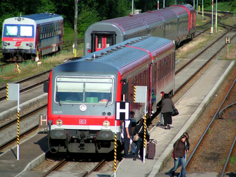  Dieseltriebfahrzeuge 
628571(Stadt Vilsbiburg)mit dem auf Einsatz wartendem 5047073-1, sowie 2016068-5 mit D966;090509