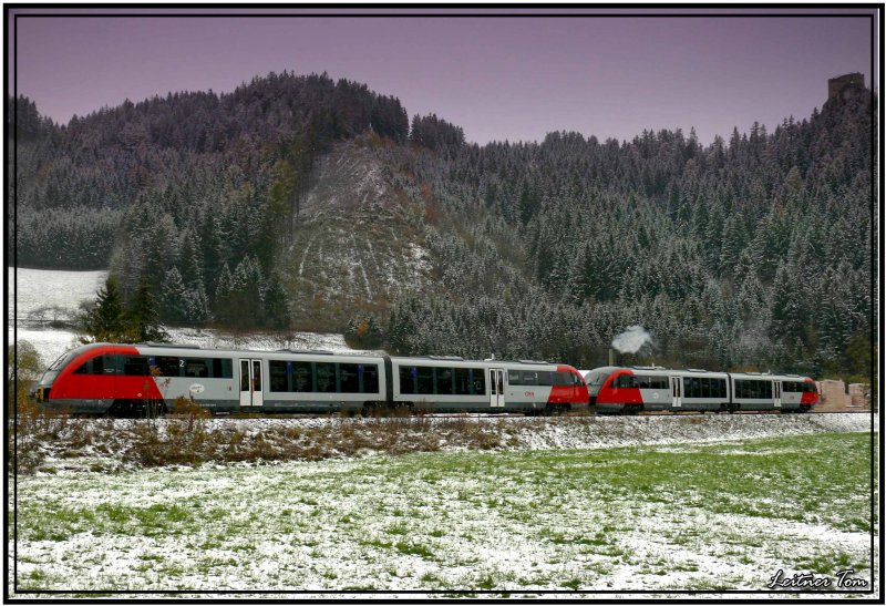 Dieseltriebwagen 5022 bei Evaluierungsfahrten von Knittelfeld nach Villach ber das Lavanttal.
Hier in Eppenstein mit der Ruine im Hintergrund.
22.10.2007