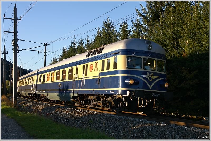 Dieseltriebwagen 5145 01  Blauer Blitz  f�hrt mit einem Sonderzug von Admont nach Graz.
St Michael 5.10.2008