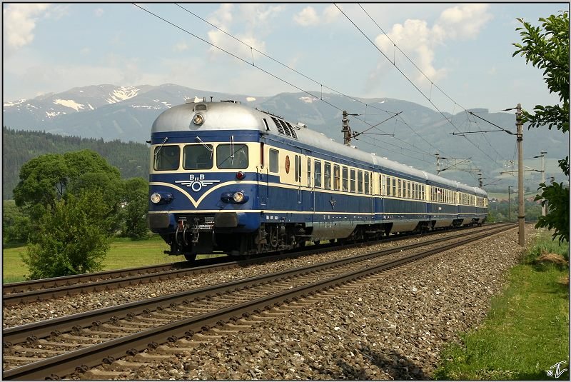 Dieseltriebwagen 5145.14 + 5145.01  Blauer Blitz  fahren mit Sdz E 16193 von Wien S�d nach Koper.Als Venezia fuhr dieser Zug in den sp�ten 50er Jahren auf dieser Strecke(Wien-Venedig).
St.Margarethen b.Knittelfeld 21.05.2009