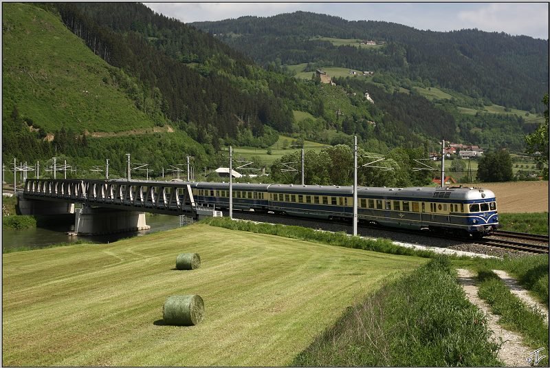 Dieseltriebwagen 5145.14 + 5145.01  Blauer Blitz  fahren mit Sdz E 16193 von Wien S�d nach Koper.Als Venezia fuhr dieser Zug in den sp�ten 50er Jahren auf dieser Strecke(Wien-Venedig).
Unzmarkt 21.05.2009