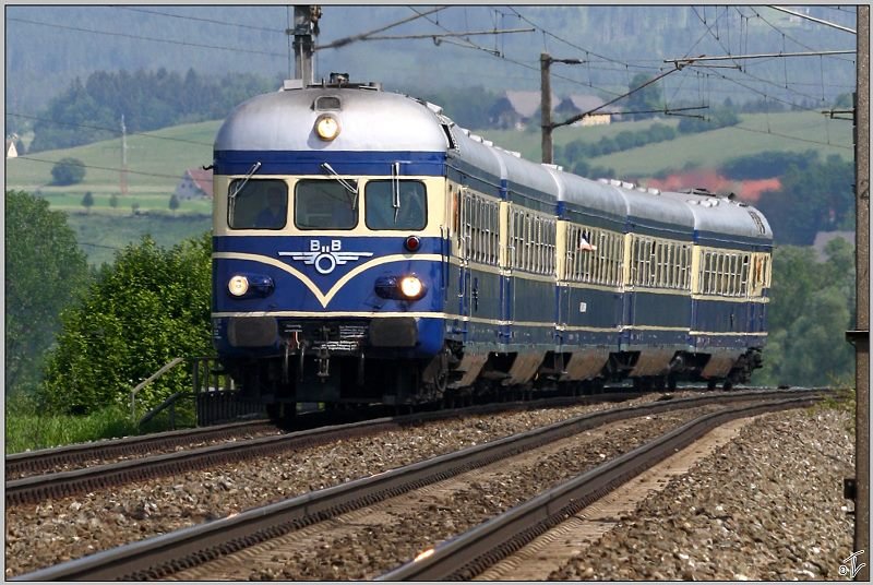 Dieseltriebwagen 5145.14 + 5145.01  Blauer Blitz  fahren mit Sdz E 16193 von Wien Sd nach Koper.Als Venezia fuhr dieser Zug in den spten 50er Jahren auf dieser Strecke(Wien-Venedig). St.Margarethen b.Knittelfeld 21.05.2009