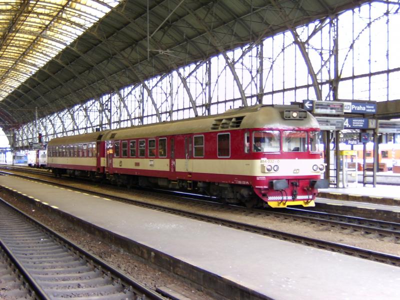 Dieseltriebwagen 854 in Praha Hl.N. Mai 2005 als Os (Personenzug)
