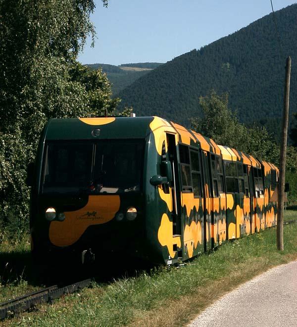 Dieseltriebwagen der Schneebergbahn am Wege talwrts, nrdliches Ortsende von Puchberg am Schneeberg, 24. Juli 2003 kHds