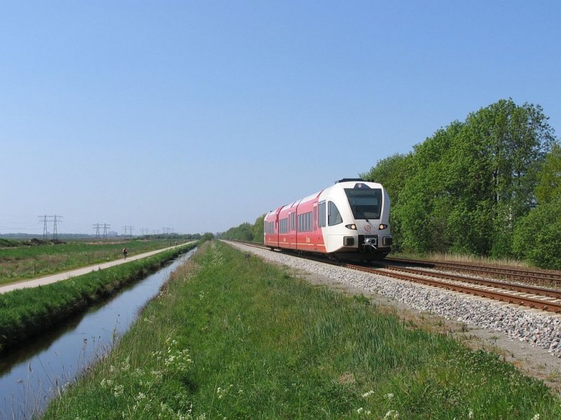 Dieseltriebwagen von Stadler GTW (Arriva) mit Regionalzug 30449 Groningen-Nieuweschans bei Foxhol am 8-5-2008.