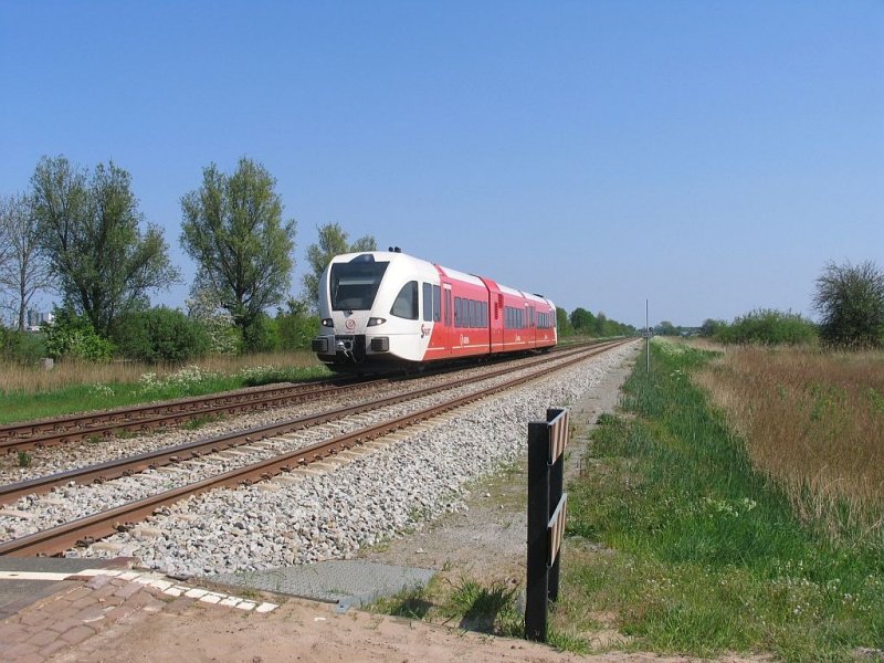 Dieseltriebwagen von Stadler GTW (Arriva) mit Regionalzug 30456 Zuidbroek-Groningen bei Foxhol am 8-5-2008.